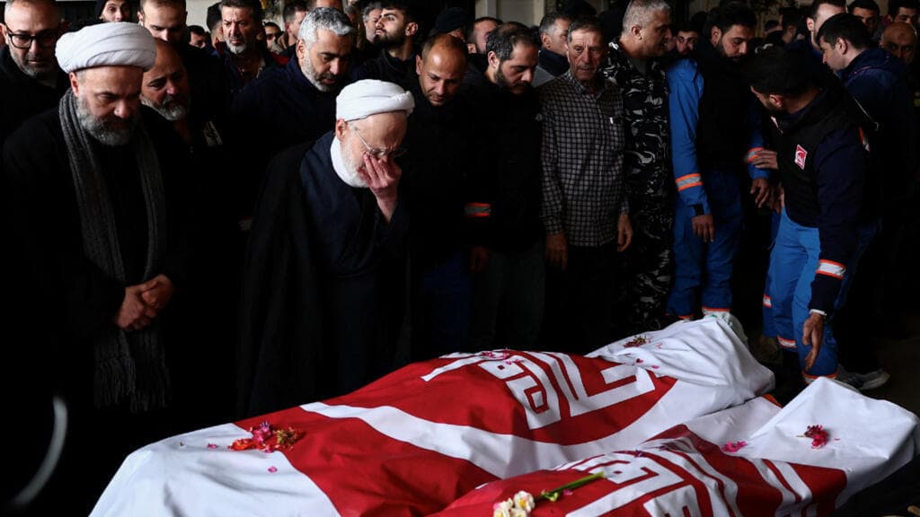 Líbano supera mil muertos en bombardeos israelíes mientras Hezbolá rechaza rendición