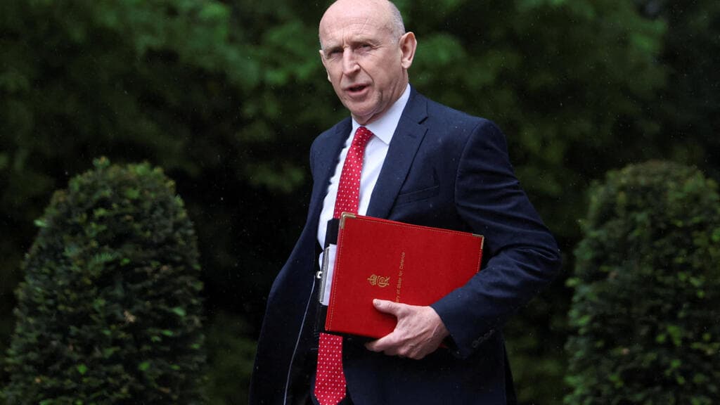 Ministro de Defensa británico renuncia por disputa sobre presupuesto militar con Starmer