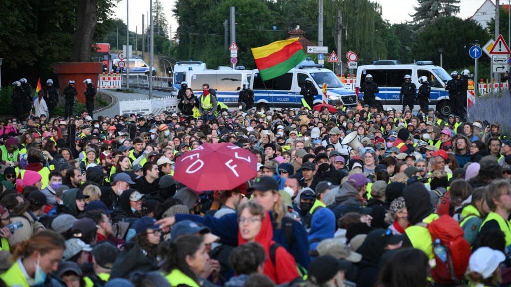 Treinta mil alemanes protestan contra congreso de ultraderechista AfD, pero no logran impedirlo