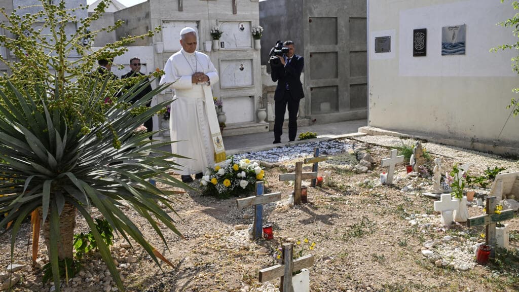 El papa León XIV denuncia la indiferencia europea ante las muertes en el Mediterráneo durante visita a Lampedusa