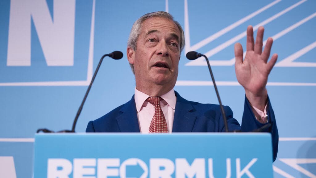 Nigel Farage renuncia como diputado para convocar elecciones parciales en su distrito