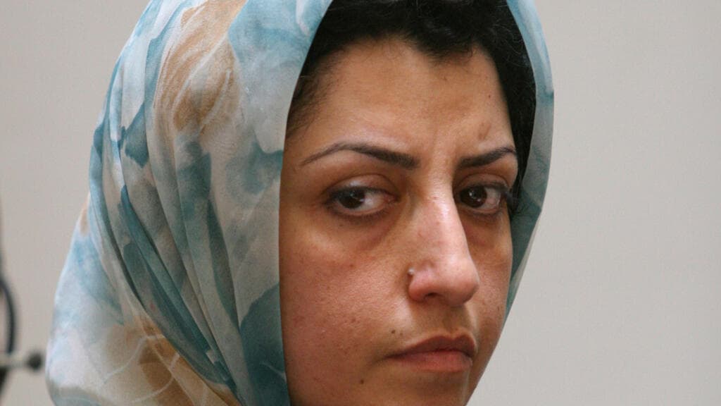 Nobel de la Paz en riesgo crítico: Narges Mohammadi hospitalizada tras colapso en prisión iraní