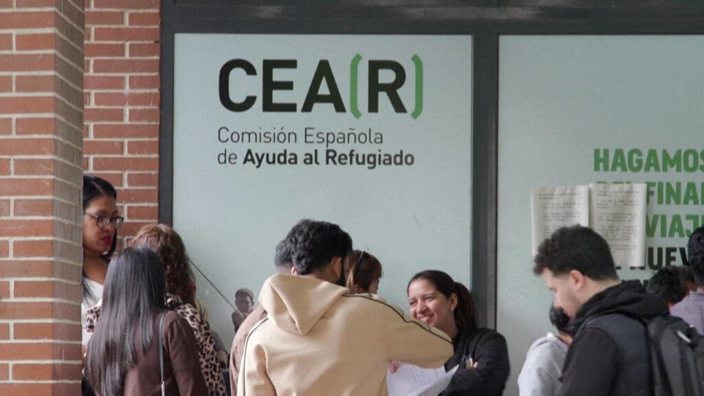España abre regularización masiva para medio millón de inmigrantes sin documentos