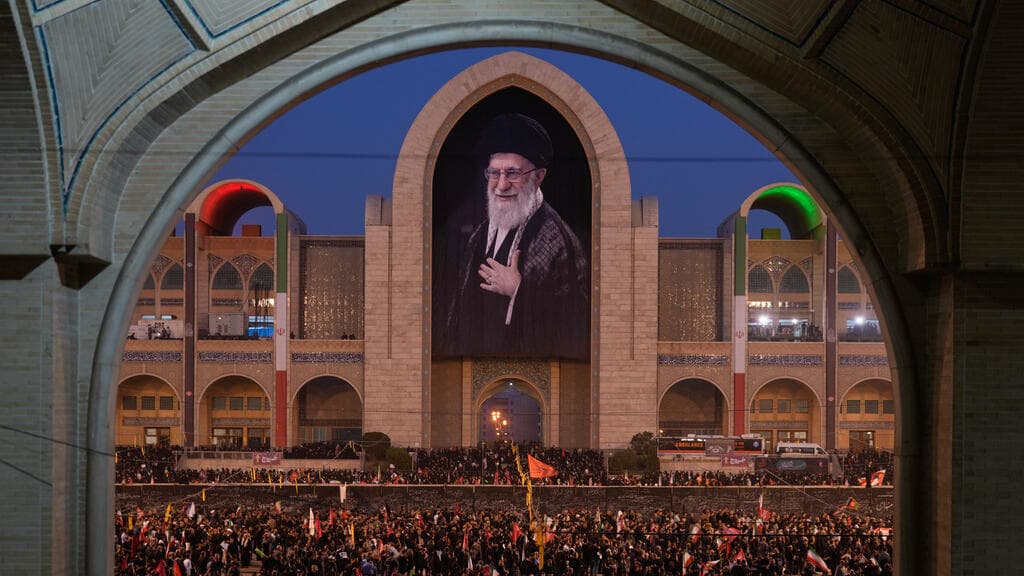 Irán despide a Jamenei con funerales masivos mientras su sucesor permanece desaparecido