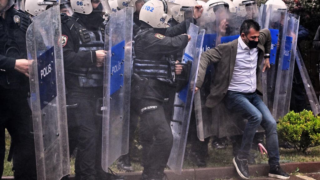 Justicia turca derriba al líder opositor: Policía irrumpe violentamente en sede del CHP