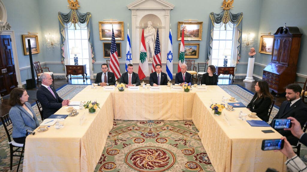 Washington intenta sellar paz entre Israel y Líbano mientras la tregua se desmorona a diario