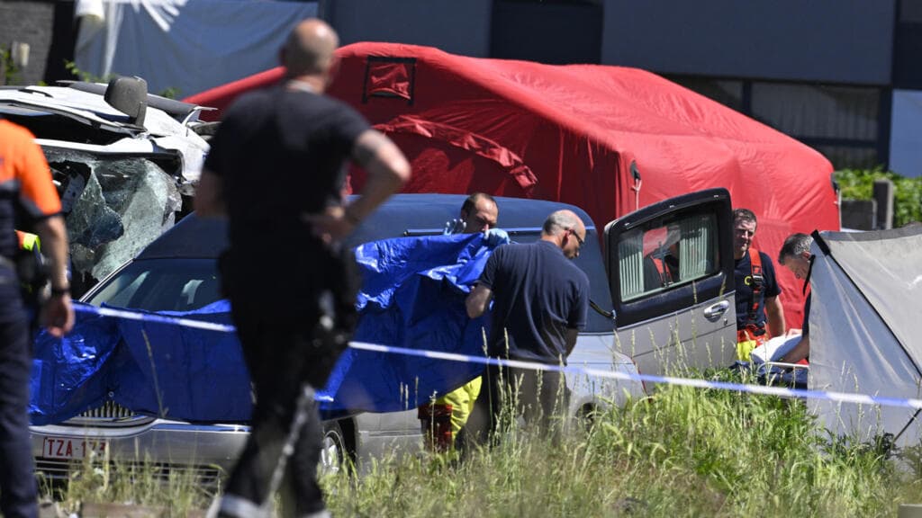 Tragedia en Bélgica: tren embiste minibús escolar y deja cuatro muertos, dos de ellos menores