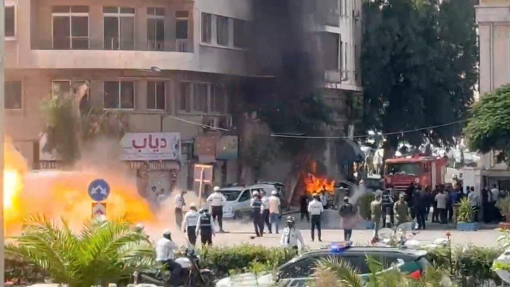 Explosiones sacuden Damasco durante visita histórica de Macron a Siria