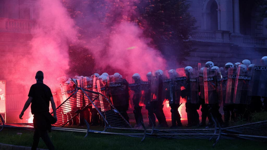 Serbia se rebela de nuevo: decenas de miles protestan contra Vucic en Belgrado