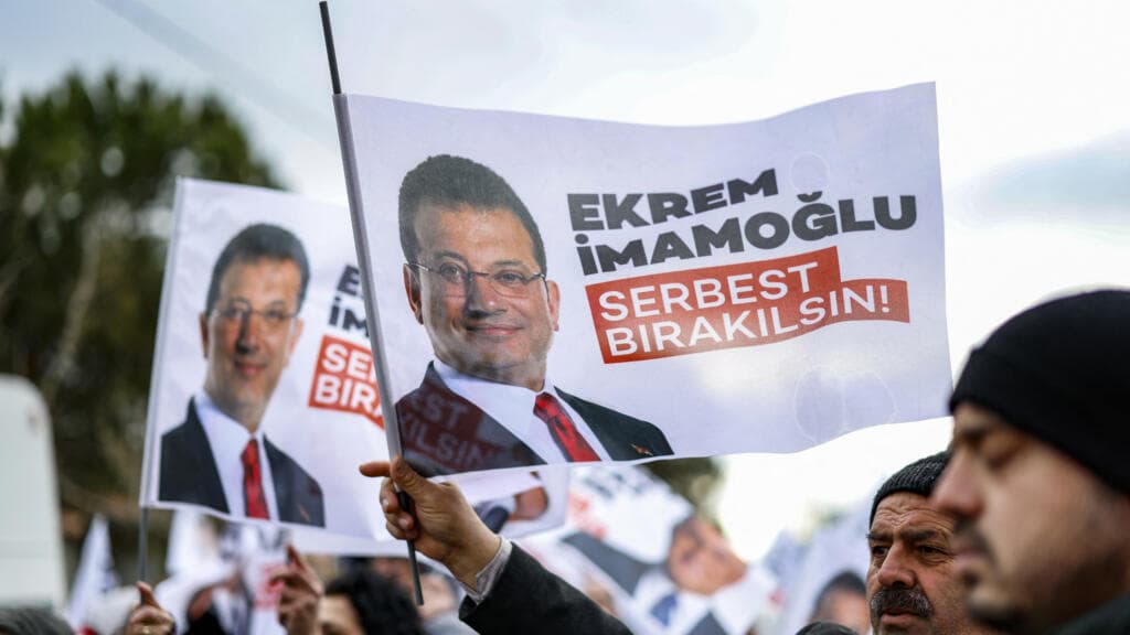 Turquía abre macrojuicio contra el alcalde opositor Imamoglu con petición de 2.352 años de cárcel