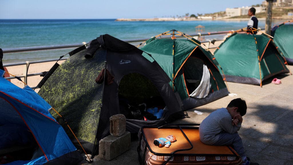 Líbano: miles huyen mientras otros se niegan a dejar sus hogares en el sur de Beirut