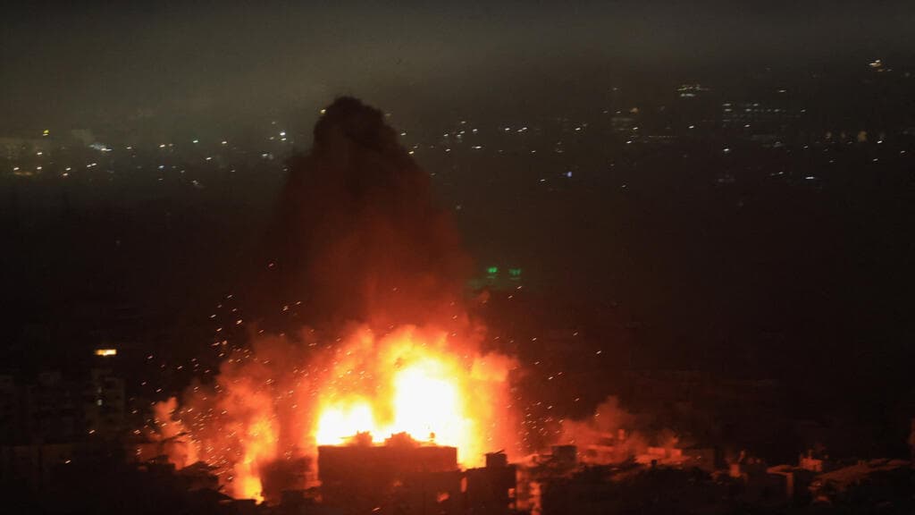 Israel bombardea Beirut tras ataque coordinado de Hezbolá e Irán, dejando cientos de miles de desplazados