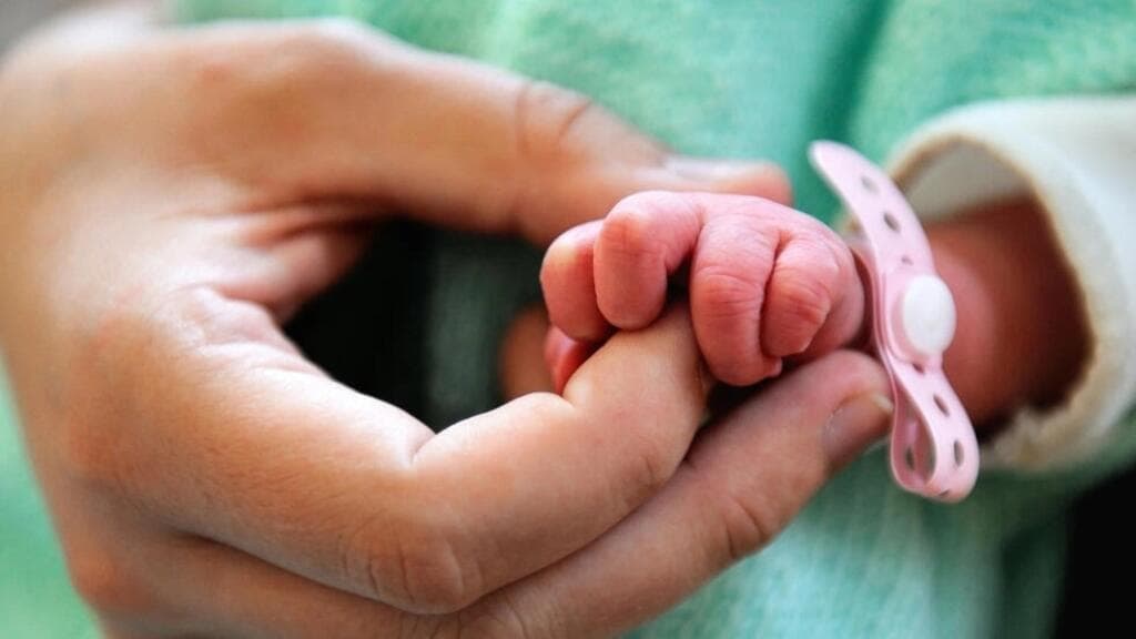 Francia apuesta por subsidios para frenar su crisis de natalidad, pero la fórmula no convence a expertos