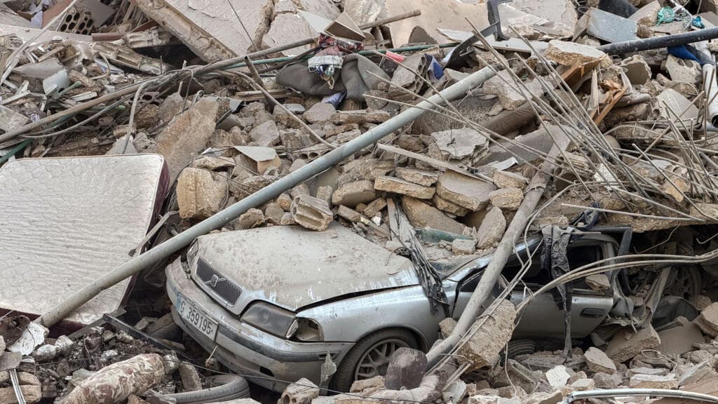 Líbano atrapado nuevamente: bombardeos, desplazamientos y la lucha interna de Hezbolá