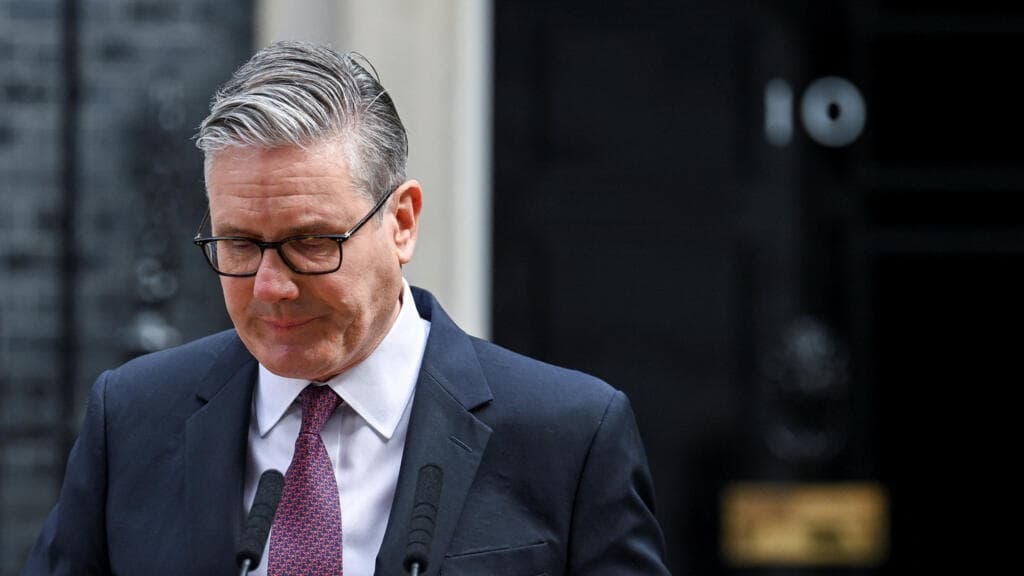 Starmer dimite como premier británico; Burnham se postula para sucederlo