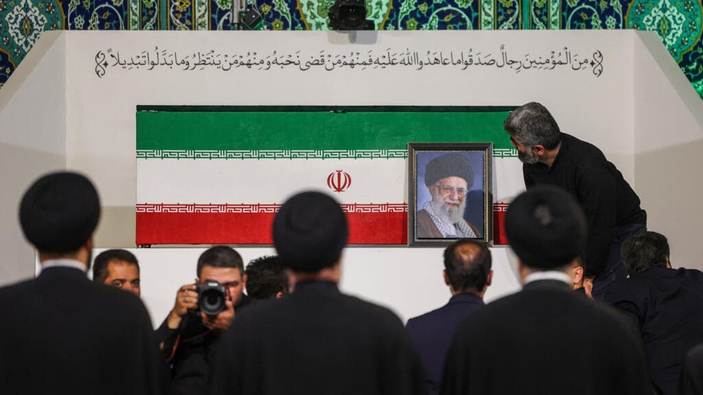 Irán despide a Jamenei en una semana de duelo que mezcla luto nacional con desafío político