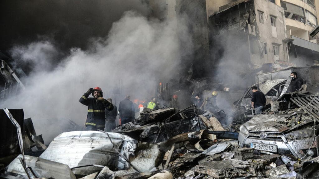 Netanyahu anuncia negociaciones con Líbano mientras continúa bombardeando: la paradoja de la diplomacia israelí