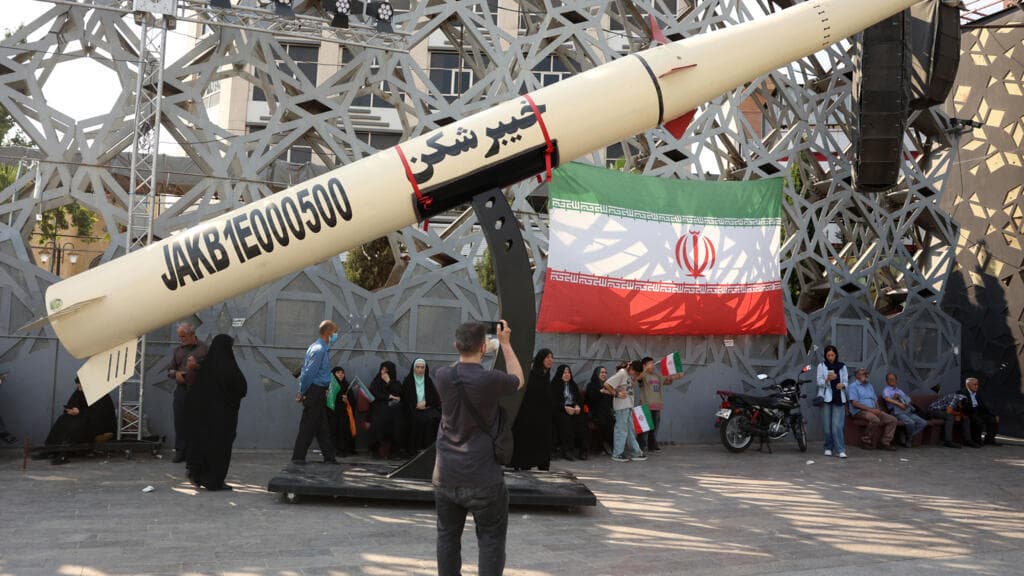 Irán ataca Bahrein y Kuwait tras bombardeo estadounidense en nueva escalada del conflicto del Golfo
