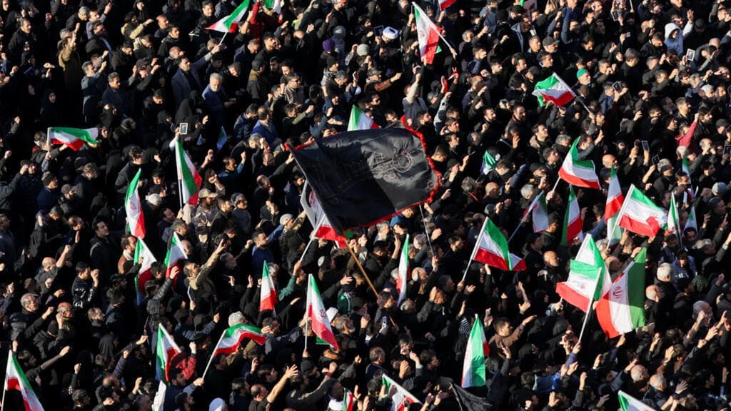 Irán declara 40 días de luto tras muerte de Jamenei; protestas dividen al país y al mundo
