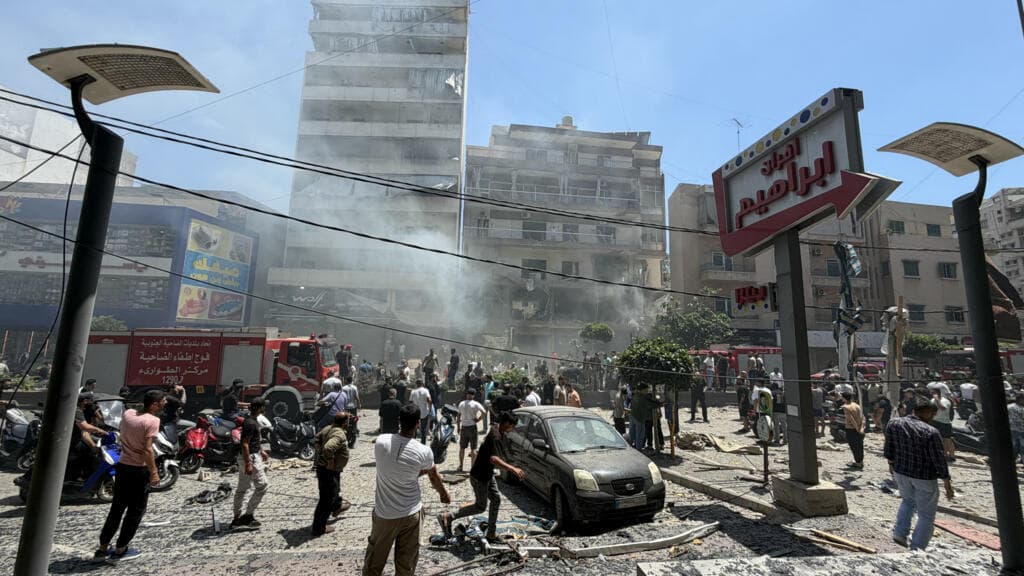 Israel intensifica bombardeos en Beirut y ordena evacuación de 29 pueblos libaneses