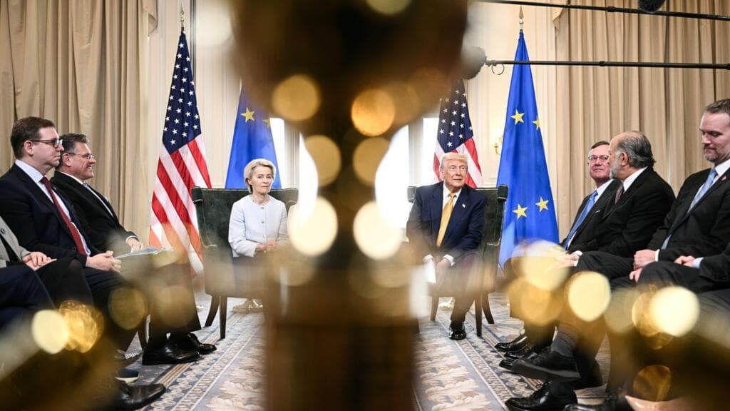 Europa ratifica pacto comercial con Trump y evita aranceles a sus vehículos