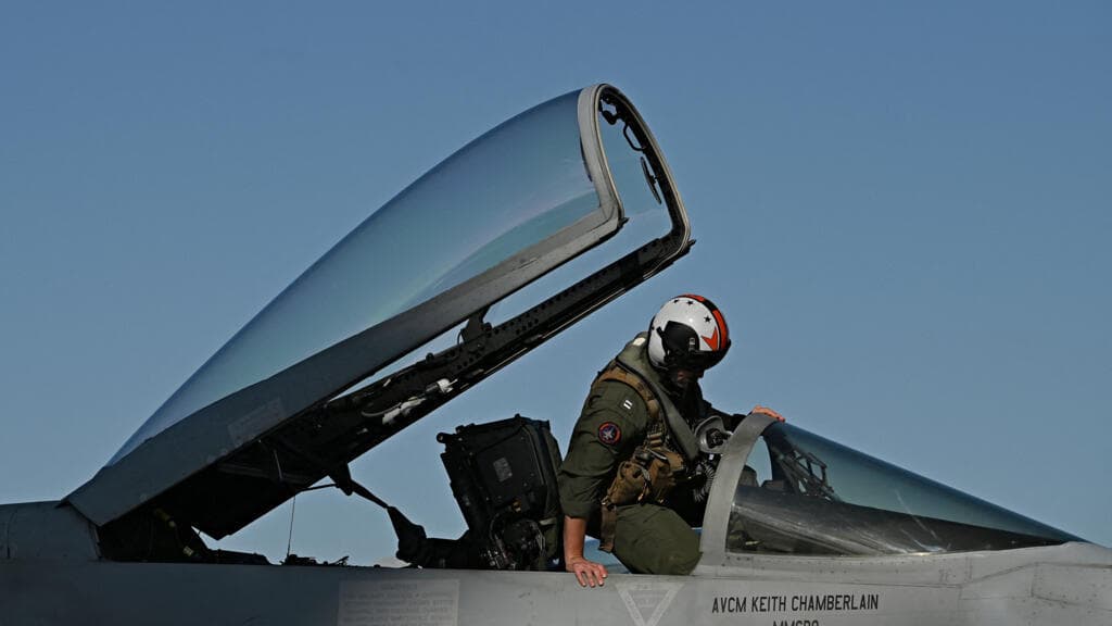 Sobrevivir tras caer en territorio enemigo: lo que hacen los pilotos estadounidenses para salvarse