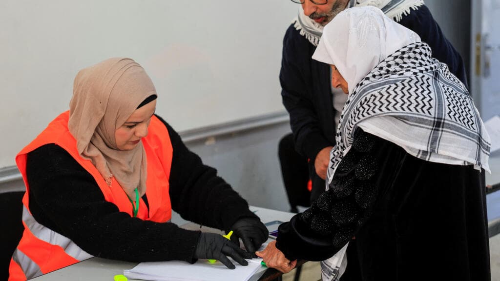 Palestinos votan en primeras elecciones municipales desde la guerra de Gaza