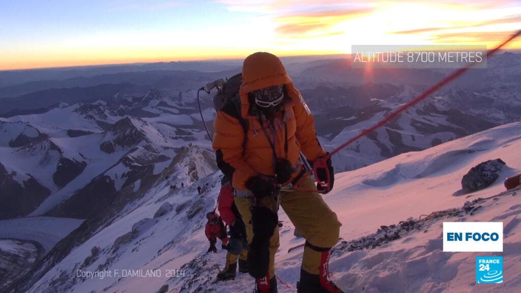 Alpinista recolecta ADN glaciar en seis continentes para frenar su desaparición