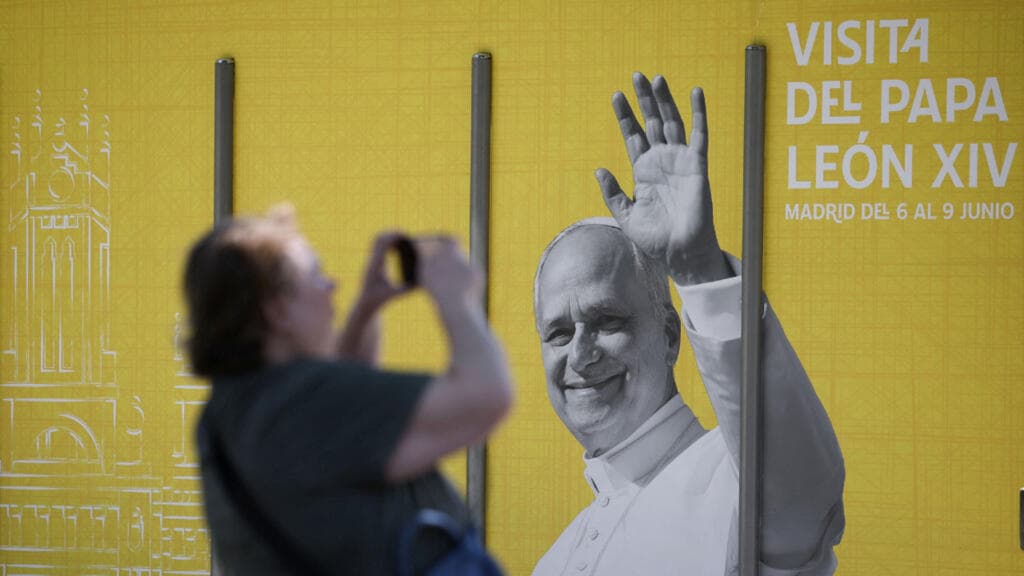 El papa León XIV llega a España en medio de polarización política y demandas de justicia por abusos