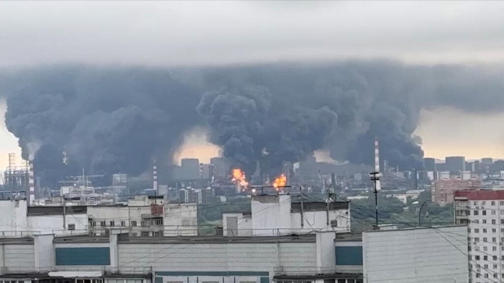 Ucrania golpea Moscú con cientos de drones e incendia refinería en mayor ataque en dos años