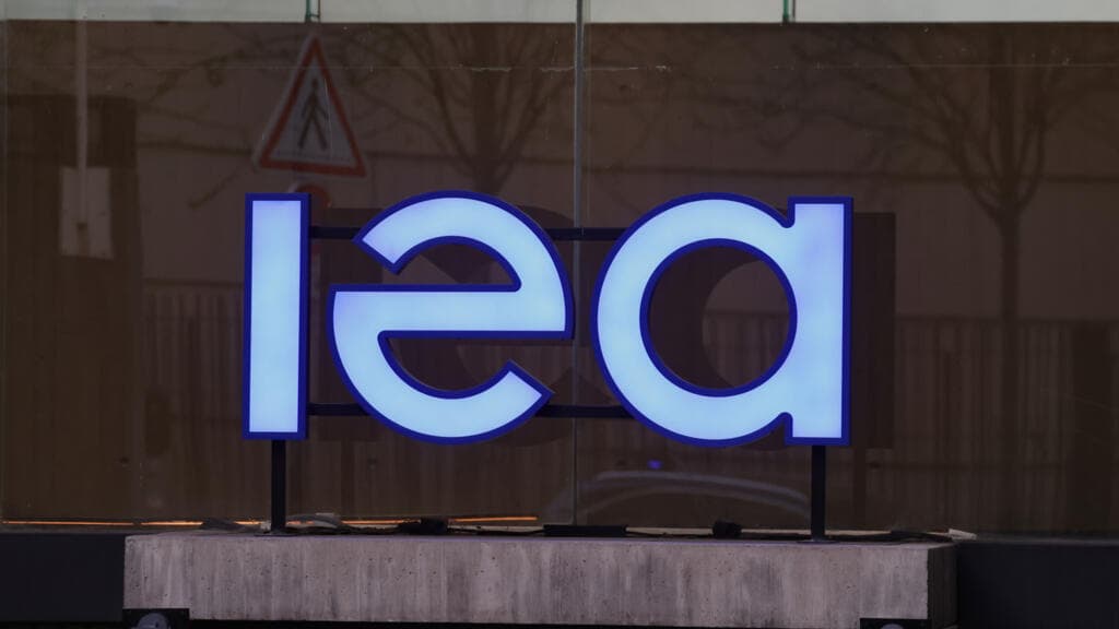 La AIE libera 400 millones de barriles de petróleo en su mayor operación de emergencia energética