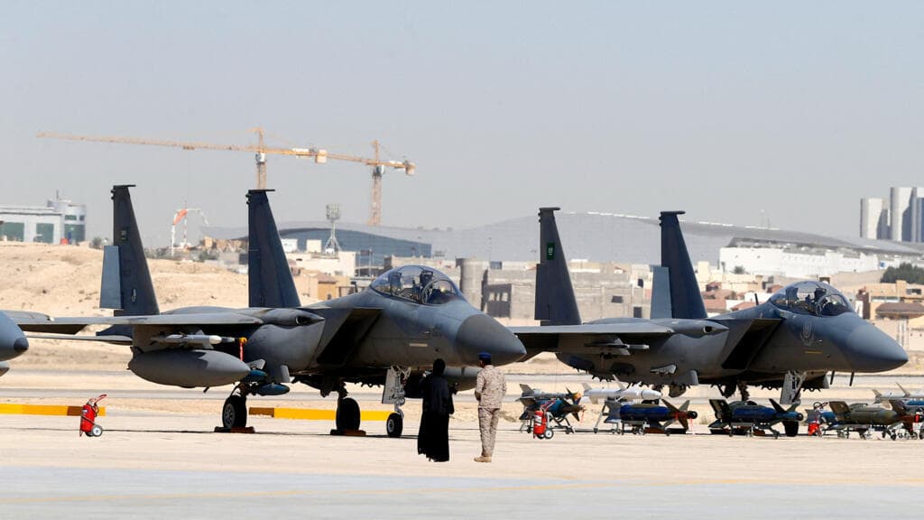Arabia Saudita y Emiratos bombardean a Irán en secreto para evitar escalada mayor