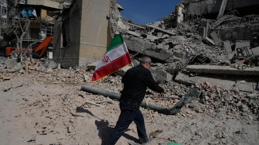 Irán bajo los bombardeos: ciudadanos atrapados entre las bombas y el control del régimen