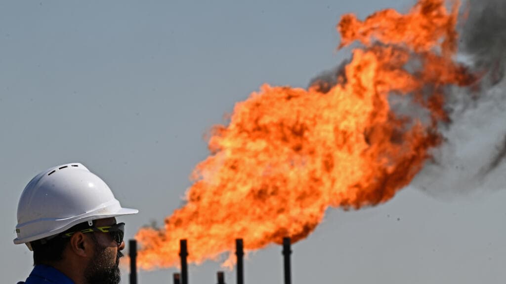 El petróleo sube a máximos de cuatro años por cierre prolongado del estrecho de Ormuz