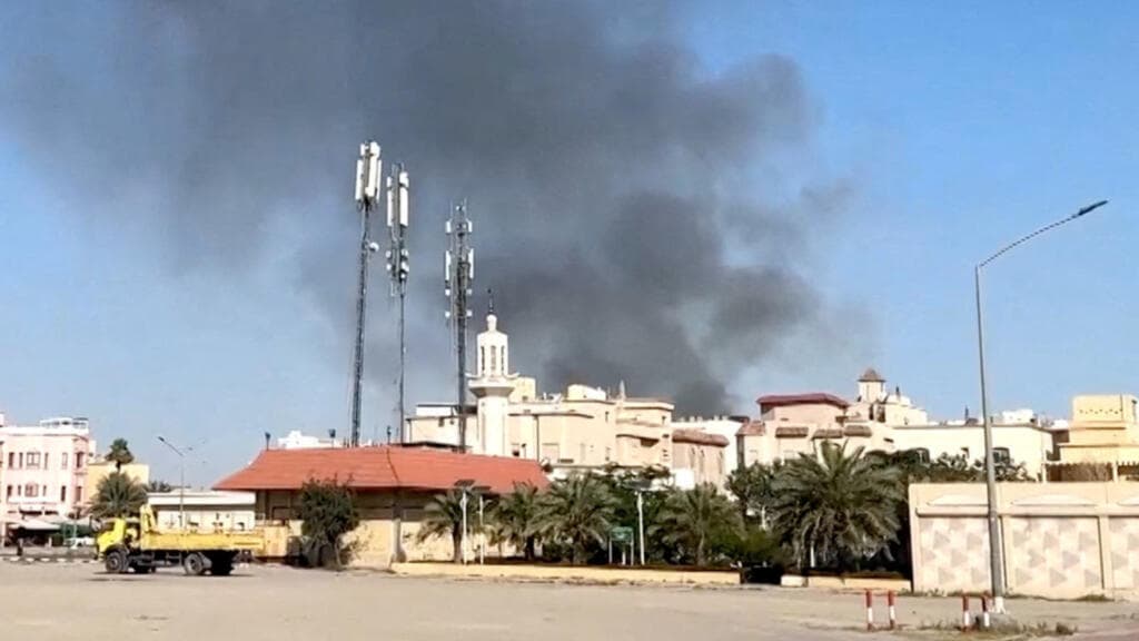 Drones iraníes impactan embajadas de EE.UU. en Arabia Saudita y Kuwait en represalia regional