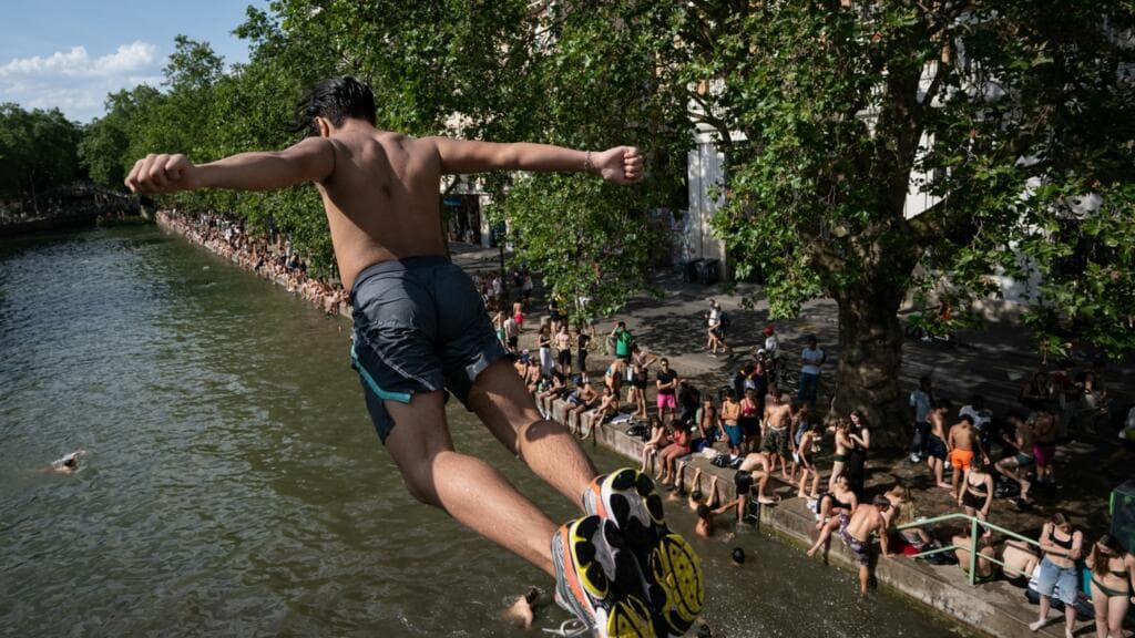 Francia cierra filas contra ola de calor récord: alcohol prohibido y media población en alerta roja