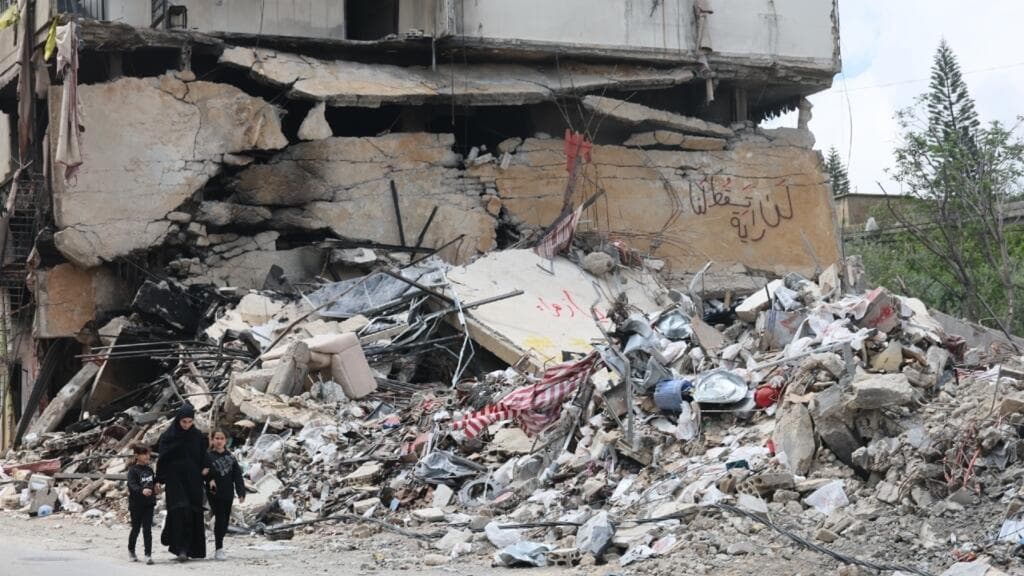 Israel y Líbano se preparan para diálogos en Washington mientras continúan los ataques en la frontera