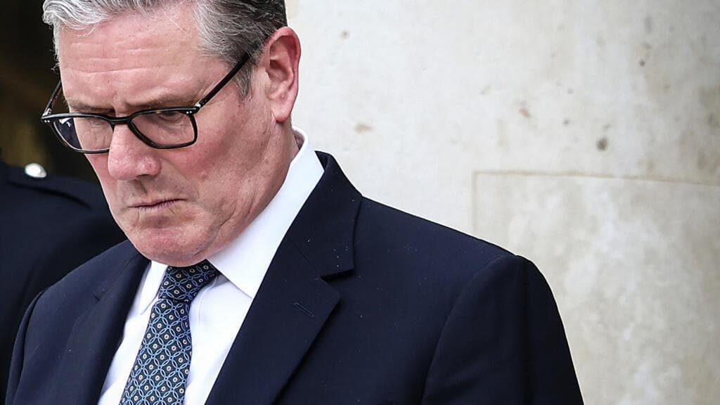 Reino Unido en crisis: Starmer enfrenta presión creciente para renunciar tras debacle electoral