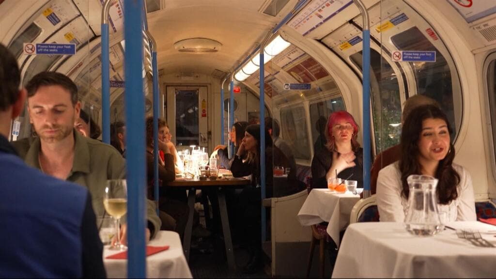 Londres le da vida nueva a sus famosos buses rojos y vagones de metro como restaurantes