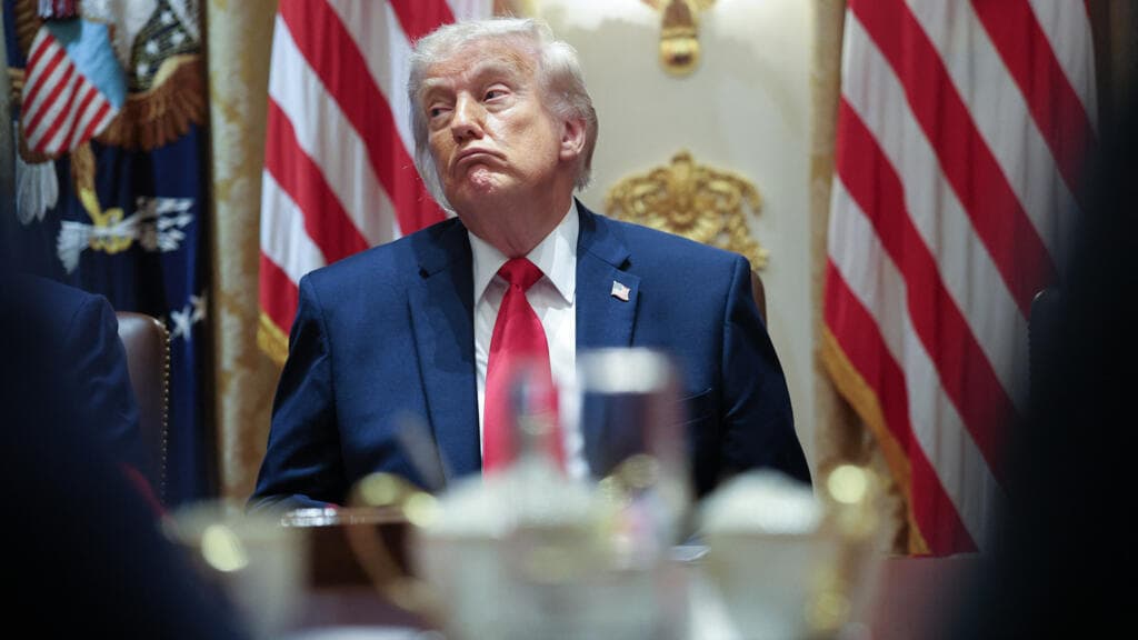 Trump promete decisión sobre Irán pero no la toma; Teherán rechaza sus versiones del acuerdo