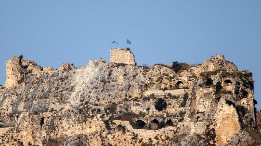 Israel toma castillo medieval en Líbano y expande operaciones más allá del río Litani