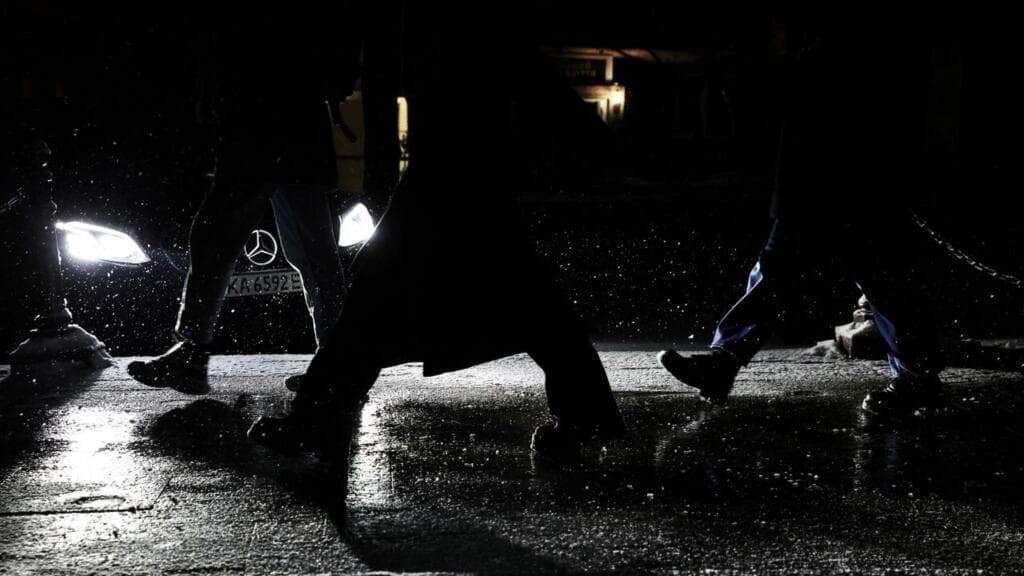 Cuatro años de guerra: Ucrania enfrenta apagones invernales mientras se enquista el conflicto