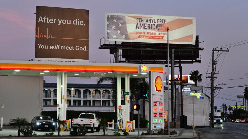 Petróleo sube más de 5% mientras bolsas caen por tensión en Medio Oriente