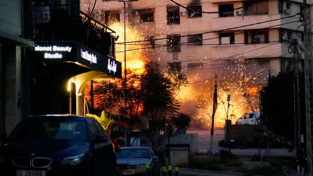 Escuelas libanesas se convierten en refugios: miles de desplazados buscan sobrevivir