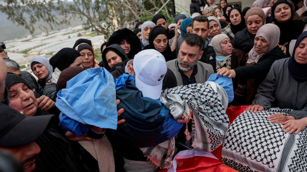 Policía israelí mata a familia palestina con dos niños en Cisjordania