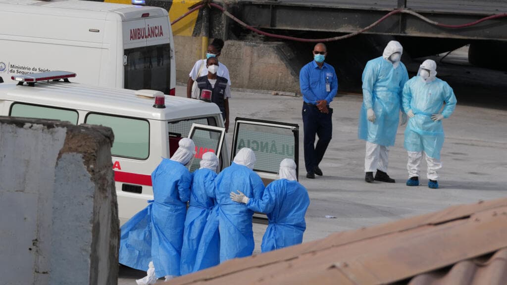 Crucero de lujo evacúa contagiados de hantavirus en Cabo Verde: tres muertos y ruta hacia España