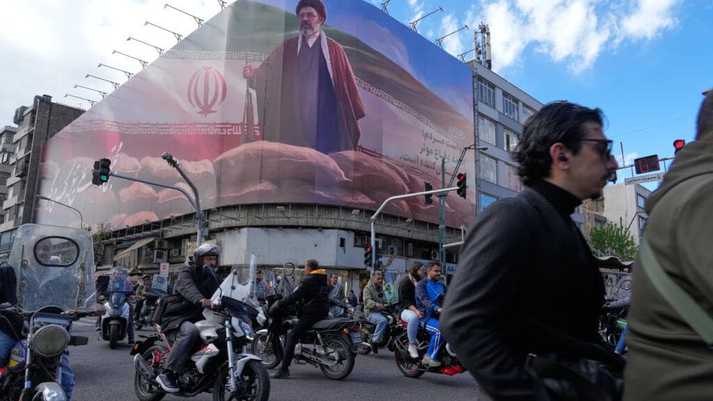 Trump amenaza a Irán con ataques si no abre el Ormuz; Israel confirma bombardeos