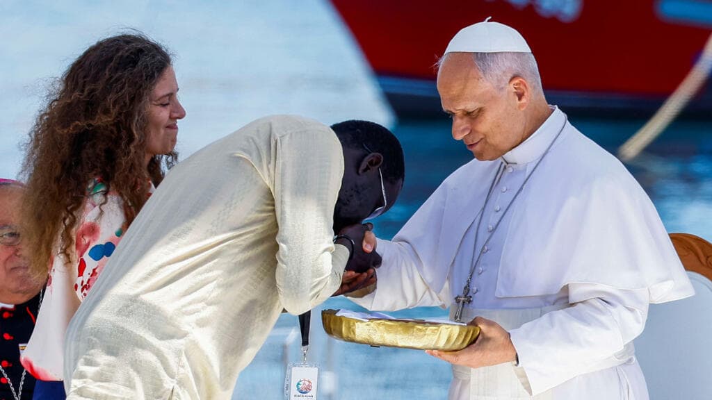 El papa León XIV clama por dignidad en Canarias: "La historia nos juzgará por la indiferencia"