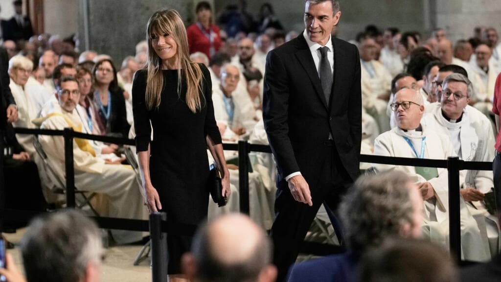 Esposa del presidente español será juzgada por presunta corrupción; confiscan su pasaporte