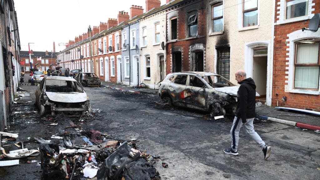 Belfast: cómo la vieja herencia de conflicto sectario alimenta nuevos disturbios antiinmigrantes